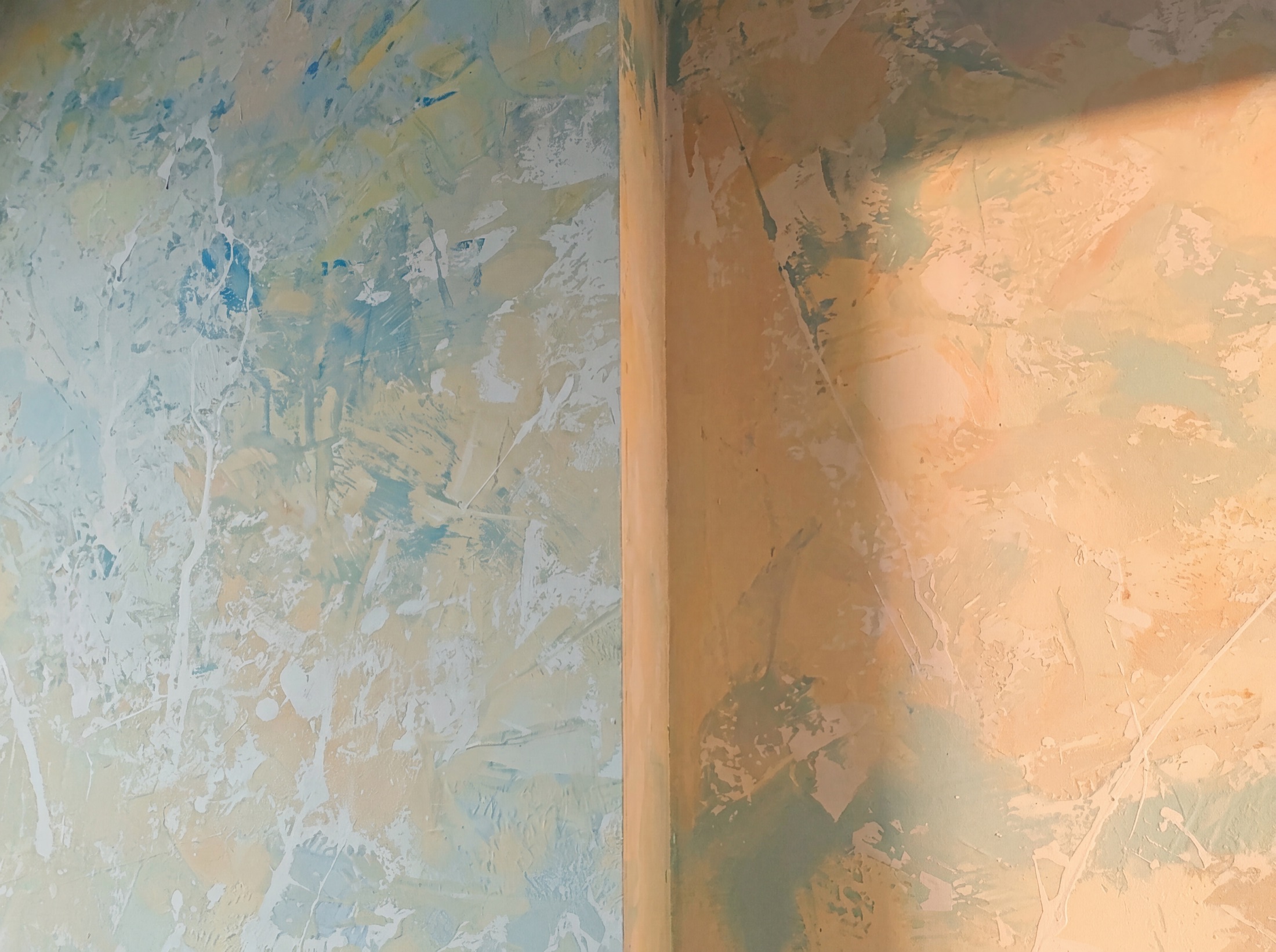 Detalhe do mural Céu de Algodão em azul, creme e pêssego, textura suave