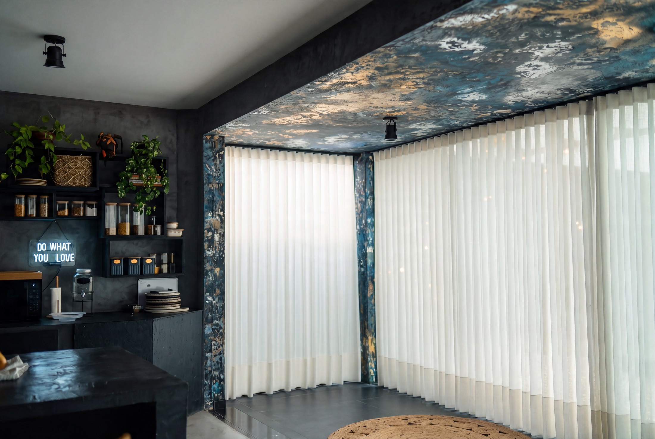 Teto com mural em azul profundo e ouro, sobre área social, cortinas claras