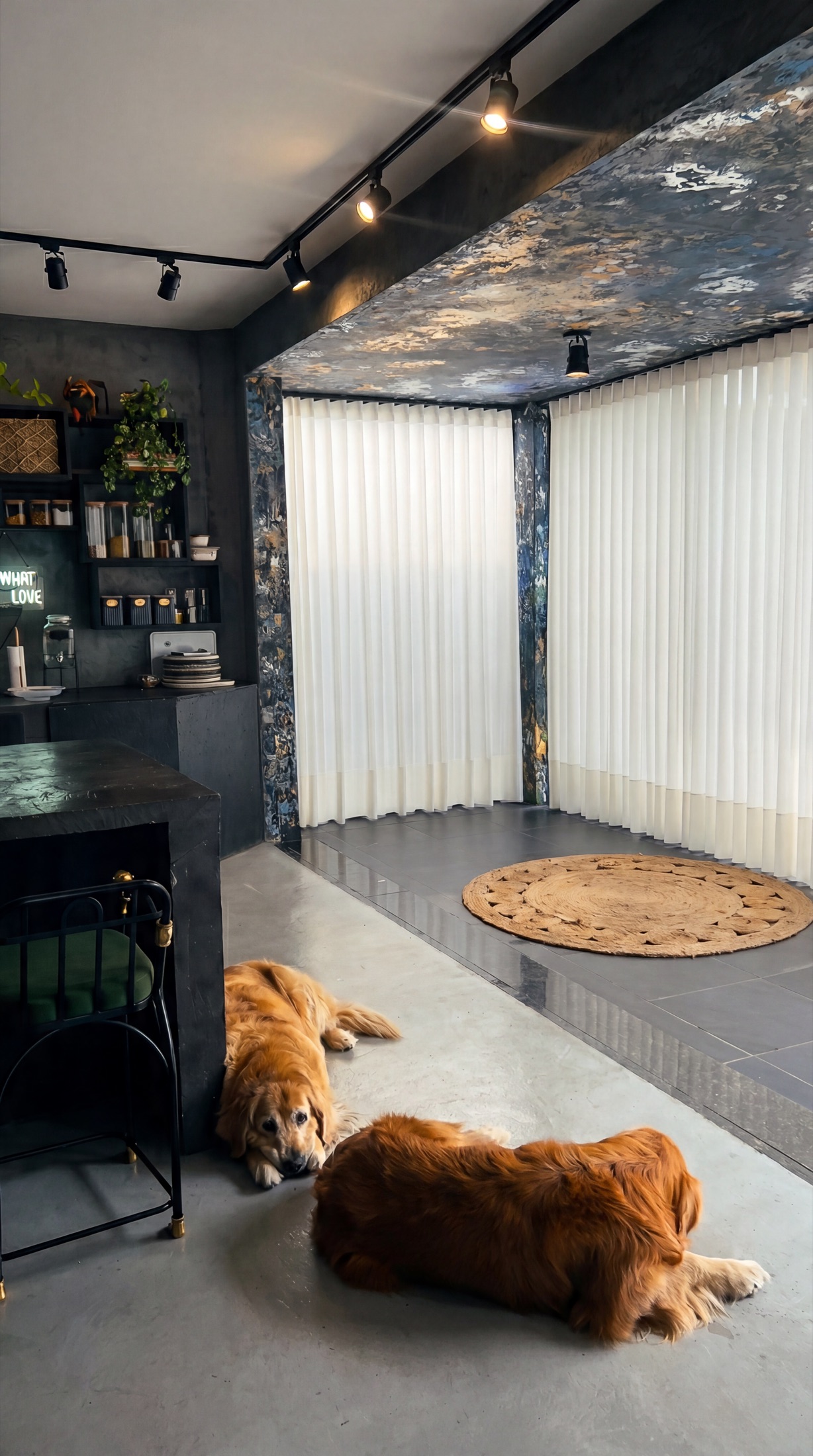 Detalhe do teto com mural Firmamento em azul e ouro