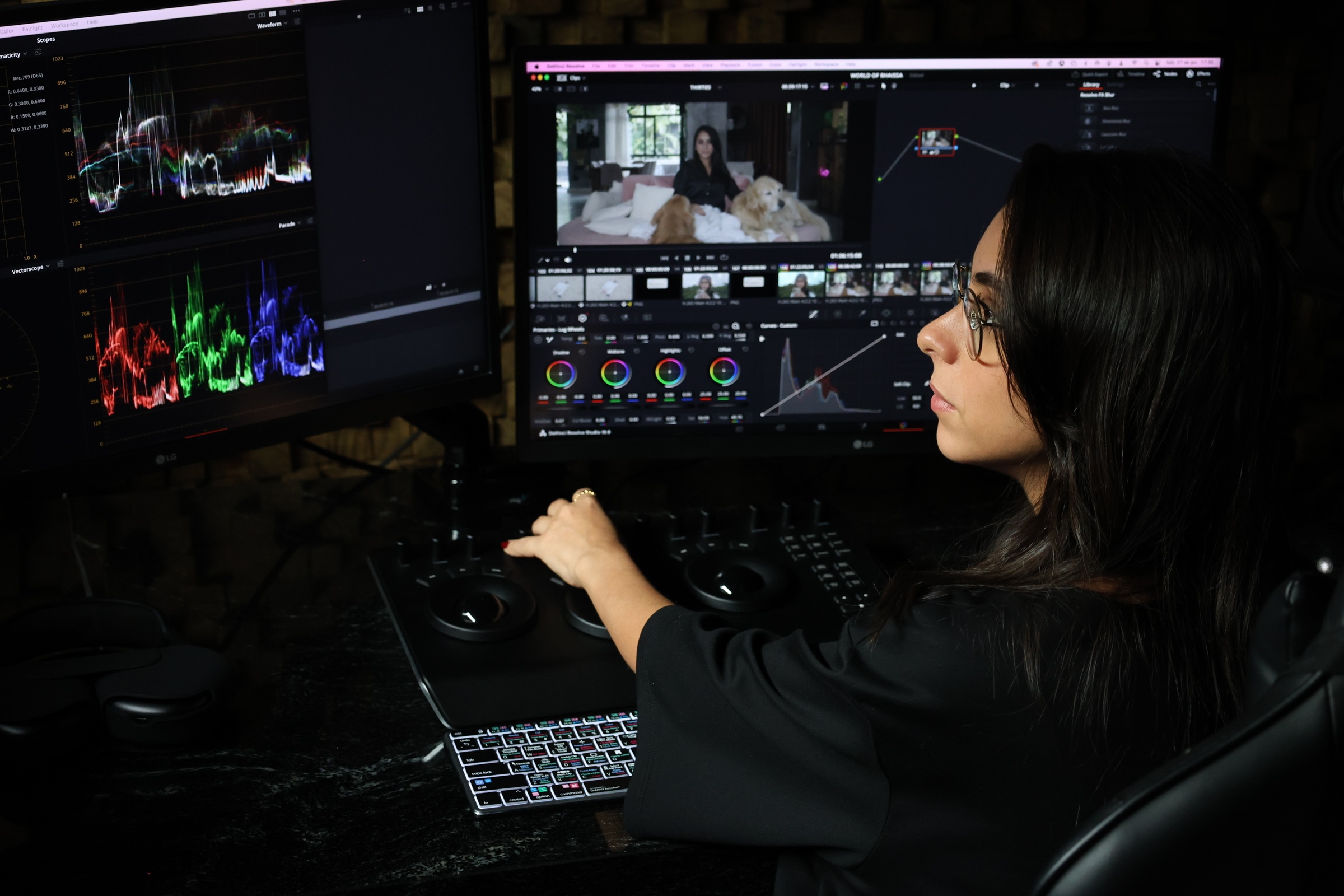 Rhaissa colorindo no DaVinci Resolve