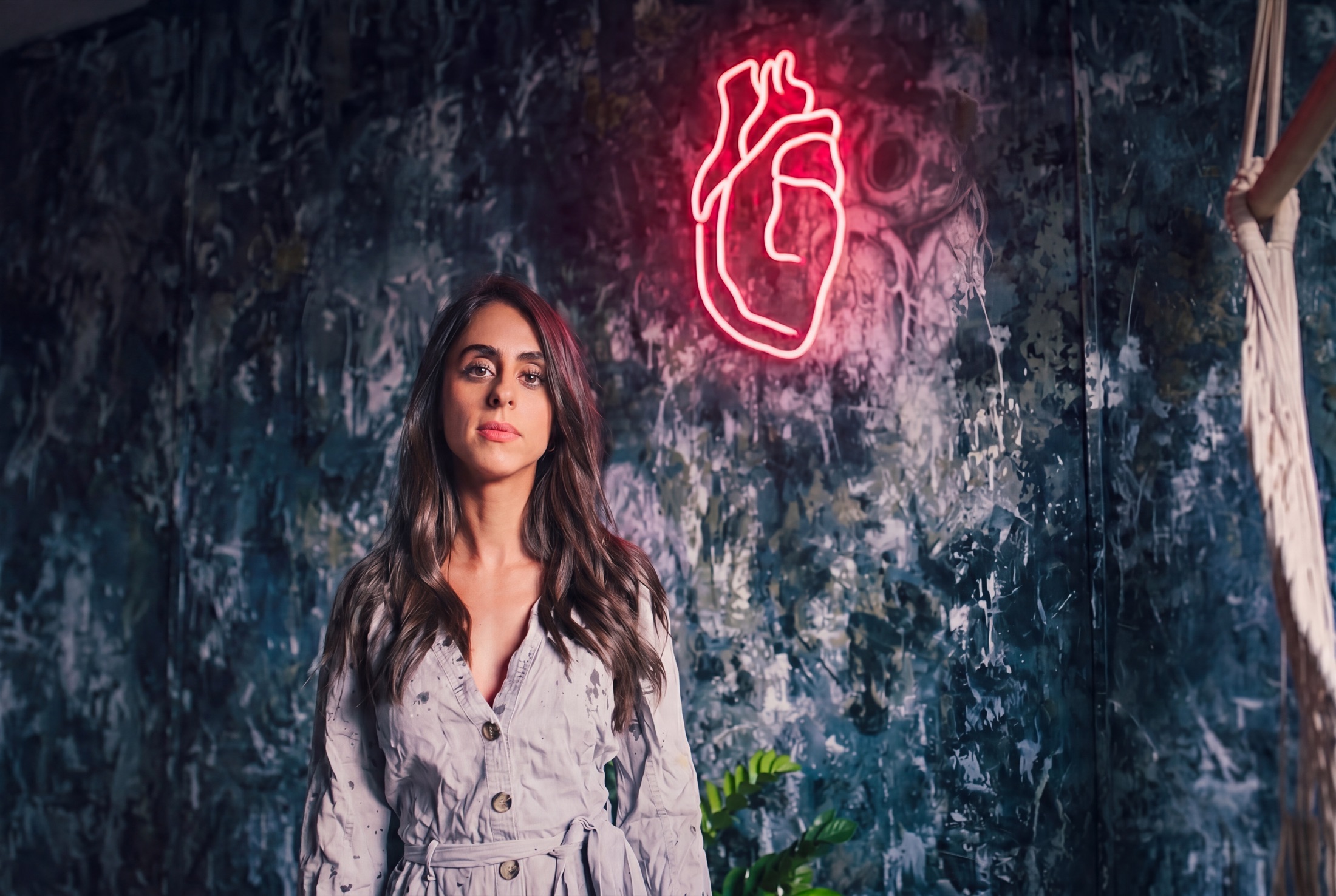 Coração de neon sobre mural em técnica mista