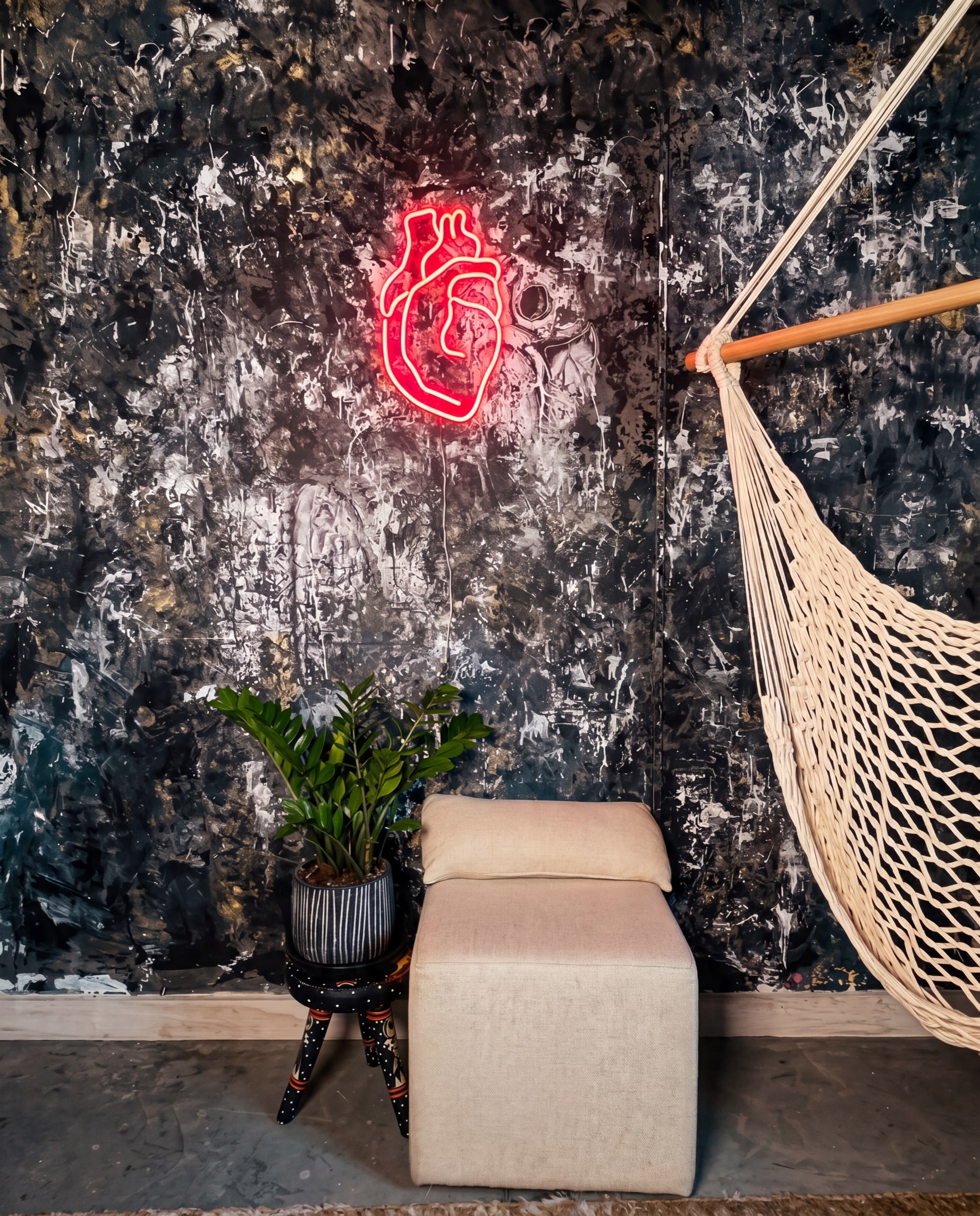 Ambiente com a parede-obra Coração de Neon